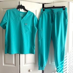 Figs Catarina Pocket Top Zamora Jogger Pant Scrub Set Surgical Green